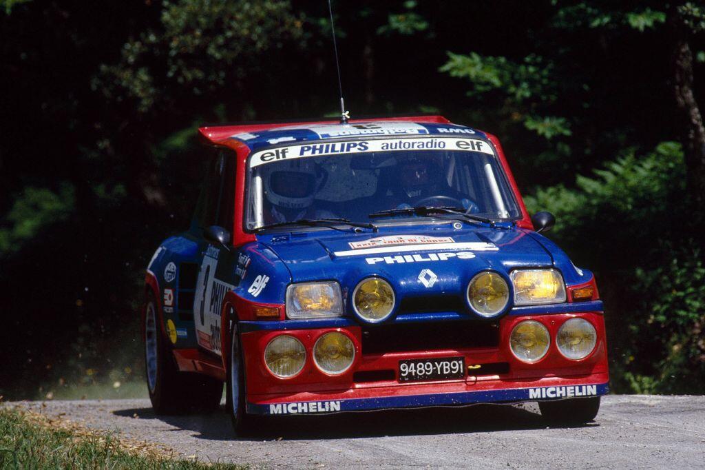 Illustration of Jean Ragnotti driving a Renault 5 Maxi Turbo, winner of the 1985 Tour de Corse rally.